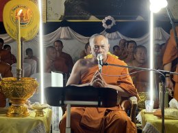 พุทธศาสนิกชนนับพัน ร่วมสวดมนต์ข้ามปี วัดศรีวารีน้อย อำเภอบางเสาธง จังหวัดสมุทรปราการ โดยมีพระครูปลัดสุวัฒนกวีคุณ เจ้าคณะตำบลศีรษะจรเข้ใหญ่  เจ้าอาวาสวัดศรีวารีน้อย นำคณะสงฆ์ร่วมสวดเจริญพระพุทธมนต์