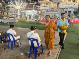 พุทธศาสนิกชนนับพัน ร่วมสวดมนต์ข้ามปี วัดศรีวารีน้อย อำเภอบางเสาธง จังหวัดสมุทรปราการ โดยมีพระครูปลัดสุวัฒนกวีคุณ เจ้าคณะตำบลศีรษะจรเข้ใหญ่  เจ้าอาวาสวัดศรีวารีน้อย นำคณะสงฆ์ร่วมสวดเจริญพระพุทธมนต์