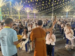 พุทธศาสนิกชนนับพัน ร่วมสวดมนต์ข้ามปี วัดศรีวารีน้อย อำเภอบางเสาธง จังหวัดสมุทรปราการ โดยมีพระครูปลัดสุวัฒนกวีคุณ เจ้าคณะตำบลศีรษะจรเข้ใหญ่  เจ้าอาวาสวัดศรีวารีน้อย นำคณะสงฆ์ร่วมสวดเจริญพระพุทธมนต์