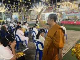 พุทธศาสนิกชนนับพัน ร่วมสวดมนต์ข้ามปี วัดศรีวารีน้อย อำเภอบางเสาธง จังหวัดสมุทรปราการ โดยมีพระครูปลัดสุวัฒนกวีคุณ เจ้าคณะตำบลศีรษะจรเข้ใหญ่  เจ้าอาวาสวัดศรีวารีน้อย นำคณะสงฆ์ร่วมสวดเจริญพระพุทธมนต์