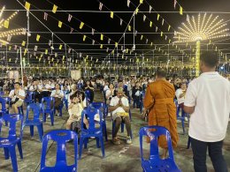 พุทธศาสนิกชนนับพัน ร่วมสวดมนต์ข้ามปี วัดศรีวารีน้อย อำเภอบางเสาธง จังหวัดสมุทรปราการ โดยมีพระครูปลัดสุวัฒนกวีคุณ เจ้าคณะตำบลศีรษะจรเข้ใหญ่  เจ้าอาวาสวัดศรีวารีน้อย นำคณะสงฆ์ร่วมสวดเจริญพระพุทธมนต์