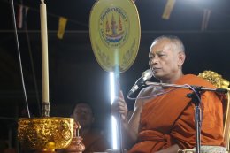 พุทธศาสนิกชนนับพัน ร่วมสวดมนต์ข้ามปี วัดศรีวารีน้อย อำเภอบางเสาธง จังหวัดสมุทรปราการ โดยมีพระครูปลัดสุวัฒนกวีคุณ เจ้าคณะตำบลศีรษะจรเข้ใหญ่  เจ้าอาวาสวัดศรีวารีน้อย นำคณะสงฆ์ร่วมสวดเจริญพระพุทธมนต์