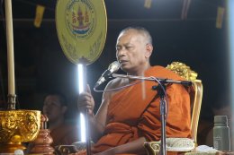 พุทธศาสนิกชนนับพัน ร่วมสวดมนต์ข้ามปี วัดศรีวารีน้อย อำเภอบางเสาธง จังหวัดสมุทรปราการ โดยมีพระครูปลัดสุวัฒนกวีคุณ เจ้าคณะตำบลศีรษะจรเข้ใหญ่  เจ้าอาวาสวัดศรีวารีน้อย นำคณะสงฆ์ร่วมสวดเจริญพระพุทธมนต์