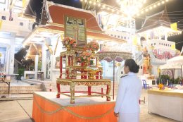 พุทธศาสนิกชนนับพัน ร่วมสวดมนต์ข้ามปี วัดศรีวารีน้อย อำเภอบางเสาธง จังหวัดสมุทรปราการ โดยมีพระครูปลัดสุวัฒนกวีคุณ เจ้าคณะตำบลศีรษะจรเข้ใหญ่  เจ้าอาวาสวัดศรีวารีน้อย นำคณะสงฆ์ร่วมสวดเจริญพระพุทธมนต์