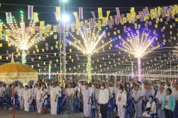 พุทธศาสนิกชนนับพัน ร่วมสวดมนต์ข้ามปี วัดศรีวารีน้อย อำเภอบางเสาธง จังหวัดสมุทรปราการ โดยมีพระครูปลัดสุวัฒนกวีคุณ เจ้าคณะตำบลศีรษะจรเข้ใหญ่  เจ้าอาวาสวัดศรีวารีน้อย นำคณะสงฆ์ร่วมสวดเจริญพระพุทธมนต์