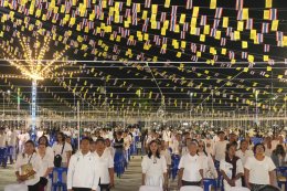 พุทธศาสนิกชนนับพัน ร่วมสวดมนต์ข้ามปี วัดศรีวารีน้อย อำเภอบางเสาธง จังหวัดสมุทรปราการ โดยมีพระครูปลัดสุวัฒนกวีคุณ เจ้าคณะตำบลศีรษะจรเข้ใหญ่  เจ้าอาวาสวัดศรีวารีน้อย นำคณะสงฆ์ร่วมสวดเจริญพระพุทธมนต์