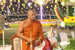 พุทธศาสนิกชนนับพัน ร่วมสวดมนต์ข้ามปี วัดศรีวารีน้อย อำเภอบางเสาธง จังหวัดสมุทรปราการ โดยมีพระครูปลัดสุวัฒนกวีคุณ เจ้าคณะตำบลศีรษะจรเข้ใหญ่  เจ้าอาวาสวัดศรีวารีน้อย นำคณะสงฆ์ร่วมสวดเจริญพระพุทธมนต์