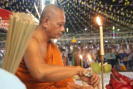 พุทธศาสนิกชนนับพัน ร่วมสวดมนต์ข้ามปี วัดศรีวารีน้อย อำเภอบางเสาธง จังหวัดสมุทรปราการ โดยมีพระครูปลัดสุวัฒนกวีคุณ เจ้าคณะตำบลศีรษะจรเข้ใหญ่  เจ้าอาวาสวัดศรีวารีน้อย นำคณะสงฆ์ร่วมสวดเจริญพระพุทธมนต์