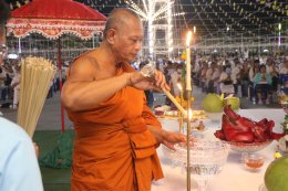 พุทธศาสนิกชนนับพัน ร่วมสวดมนต์ข้ามปี วัดศรีวารีน้อย อำเภอบางเสาธง จังหวัดสมุทรปราการ โดยมีพระครูปลัดสุวัฒนกวีคุณ เจ้าคณะตำบลศีรษะจรเข้ใหญ่  เจ้าอาวาสวัดศรีวารีน้อย นำคณะสงฆ์ร่วมสวดเจริญพระพุทธมนต์