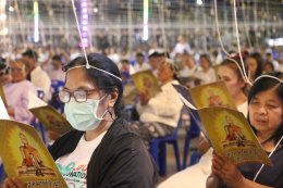 พุทธศาสนิกชนนับพัน ร่วมสวดมนต์ข้ามปี วัดศรีวารีน้อย อำเภอบางเสาธง จังหวัดสมุทรปราการ โดยมีพระครูปลัดสุวัฒนกวีคุณ เจ้าคณะตำบลศีรษะจรเข้ใหญ่  เจ้าอาวาสวัดศรีวารีน้อย นำคณะสงฆ์ร่วมสวดเจริญพระพุทธมนต์