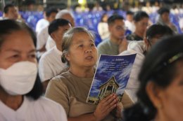 พุทธศาสนิกชนนับพัน ร่วมสวดมนต์ข้ามปี วัดศรีวารีน้อย อำเภอบางเสาธง จังหวัดสมุทรปราการ โดยมีพระครูปลัดสุวัฒนกวีคุณ เจ้าคณะตำบลศีรษะจรเข้ใหญ่  เจ้าอาวาสวัดศรีวารีน้อย นำคณะสงฆ์ร่วมสวดเจริญพระพุทธมนต์