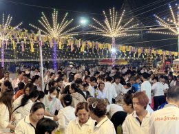 พุทธศาสนิกชนนับพัน ร่วมสวดมนต์ข้ามปี วัดศรีวารีน้อย อำเภอบางเสาธง จังหวัดสมุทรปราการ โดยมีพระครูปลัดสุวัฒนกวีคุณ เจ้าคณะตำบลศีรษะจรเข้ใหญ่  เจ้าอาวาสวัดศรีวารีน้อย นำคณะสงฆ์ร่วมสวดเจริญพระพุทธมนต์