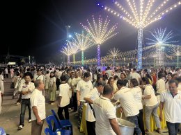 พุทธศาสนิกชนนับพัน ร่วมสวดมนต์ข้ามปี วัดศรีวารีน้อย อำเภอบางเสาธง จังหวัดสมุทรปราการ โดยมีพระครูปลัดสุวัฒนกวีคุณ เจ้าคณะตำบลศีรษะจรเข้ใหญ่  เจ้าอาวาสวัดศรีวารีน้อย นำคณะสงฆ์ร่วมสวดเจริญพระพุทธมนต์