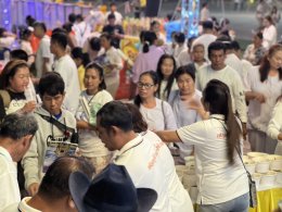 พุทธศาสนิกชนนับพัน ร่วมสวดมนต์ข้ามปี วัดศรีวารีน้อย อำเภอบางเสาธง จังหวัดสมุทรปราการ โดยมีพระครูปลัดสุวัฒนกวีคุณ เจ้าคณะตำบลศีรษะจรเข้ใหญ่  เจ้าอาวาสวัดศรีวารีน้อย นำคณะสงฆ์ร่วมสวดเจริญพระพุทธมนต์