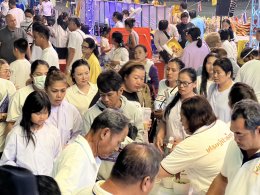 พุทธศาสนิกชนนับพัน ร่วมสวดมนต์ข้ามปี วัดศรีวารีน้อย อำเภอบางเสาธง จังหวัดสมุทรปราการ โดยมีพระครูปลัดสุวัฒนกวีคุณ เจ้าคณะตำบลศีรษะจรเข้ใหญ่  เจ้าอาวาสวัดศรีวารีน้อย นำคณะสงฆ์ร่วมสวดเจริญพระพุทธมนต์