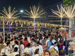 พุทธศาสนิกชนนับพัน ร่วมสวดมนต์ข้ามปี วัดศรีวารีน้อย อำเภอบางเสาธง จังหวัดสมุทรปราการ โดยมีพระครูปลัดสุวัฒนกวีคุณ เจ้าคณะตำบลศีรษะจรเข้ใหญ่  เจ้าอาวาสวัดศรีวารีน้อย นำคณะสงฆ์ร่วมสวดเจริญพระพุทธมนต์