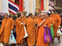 เจ้าคุณแจ้ พระวชิรคณาทร เจ้าอาวาสวัดบางพลีใหญ่กลาง นำพุทธศาสนิกชนชาวบางพลี ทำบุญแรกปี 2569 ตักบาตรทำบุญรับปีใหม่ ร่วมทอดผ้าป่าเชื้อเพลิงเผาศพยากไร้