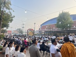 เจ้าคุณแจ้ พระวชิรคณาทร เจ้าอาวาสวัดบางพลีใหญ่กลาง นำพุทธศาสนิกชนชาวบางพลี ทำบุญแรกปี 2569 ตักบาตรทำบุญรับปีใหม่ ร่วมทอดผ้าป่าเชื้อเพลิงเผาศพยากไร้