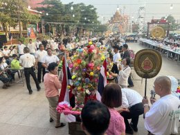 เจ้าคุณแจ้ พระวชิรคณาทร เจ้าอาวาสวัดบางพลีใหญ่กลาง นำพุทธศาสนิกชนชาวบางพลี ทำบุญแรกปี 2569 ตักบาตรทำบุญรับปีใหม่ ร่วมทอดผ้าป่าเชื้อเพลิงเผาศพยากไร้