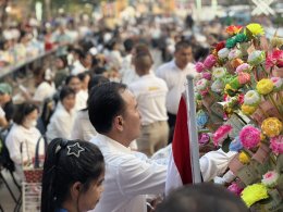 เจ้าคุณแจ้ พระวชิรคณาทร เจ้าอาวาสวัดบางพลีใหญ่กลาง นำพุทธศาสนิกชนชาวบางพลี ทำบุญแรกปี 2569 ตักบาตรทำบุญรับปีใหม่ ร่วมทอดผ้าป่าเชื้อเพลิงเผาศพยากไร้