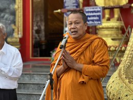 เจ้าคุณแจ้ พระวชิรคณาทร เจ้าอาวาสวัดบางพลีใหญ่กลาง นำพุทธศาสนิกชนชาวบางพลี ทำบุญแรกปี 2569 ตักบาตรทำบุญรับปีใหม่ ร่วมทอดผ้าป่าเชื้อเพลิงเผาศพยากไร้