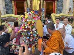 เจ้าคุณแจ้ พระวชิรคณาทร เจ้าอาวาสวัดบางพลีใหญ่กลาง นำพุทธศาสนิกชนชาวบางพลี ทำบุญแรกปี 2569 ตักบาตรทำบุญรับปีใหม่ ร่วมทอดผ้าป่าเชื้อเพลิงเผาศพยากไร้