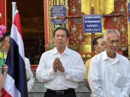 เจ้าคุณแจ้ พระวชิรคณาทร เจ้าอาวาสวัดบางพลีใหญ่กลาง นำพุทธศาสนิกชนชาวบางพลี ทำบุญแรกปี 2569 ตักบาตรทำบุญรับปีใหม่ ร่วมทอดผ้าป่าเชื้อเพลิงเผาศพยากไร้