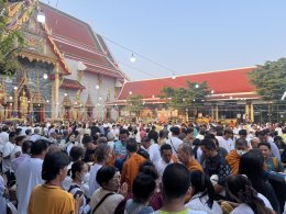 เจ้าคุณแจ้ พระวชิรคณาทร เจ้าอาวาสวัดบางพลีใหญ่กลาง นำพุทธศาสนิกชนชาวบางพลี ทำบุญแรกปี 2569 ตักบาตรทำบุญรับปีใหม่ ร่วมทอดผ้าป่าเชื้อเพลิงเผาศพยากไร้