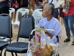 เจ้าคุณแจ้ พระวชิรคณาทร เจ้าอาวาสวัดบางพลีใหญ่กลาง นำพุทธศาสนิกชนชาวบางพลี ทำบุญแรกปี 2569 ตักบาตรทำบุญรับปีใหม่ ร่วมทอดผ้าป่าเชื้อเพลิงเผาศพยากไร้