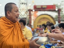 เจ้าคุณแจ้ พระวชิรคณาทร เจ้าอาวาสวัดบางพลีใหญ่กลาง นำพุทธศาสนิกชนชาวบางพลี ทำบุญแรกปี 2569 ตักบาตรทำบุญรับปีใหม่ ร่วมทอดผ้าป่าเชื้อเพลิงเผาศพยากไร้