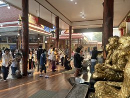 เจ้าคุณแจ้ พระวชิรคณาทร เจ้าอาวาสวัดบางพลีใหญ่กลาง นำพุทธศาสนิกชนชาวบางพลี ทำบุญแรกปี 2569 ตักบาตรทำบุญรับปีใหม่ ร่วมทอดผ้าป่าเชื้อเพลิงเผาศพยากไร้