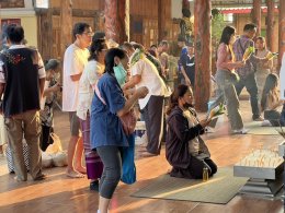 เจ้าคุณแจ้ พระวชิรคณาทร เจ้าอาวาสวัดบางพลีใหญ่กลาง นำพุทธศาสนิกชนชาวบางพลี ทำบุญแรกปี 2569 ตักบาตรทำบุญรับปีใหม่ ร่วมทอดผ้าป่าเชื้อเพลิงเผาศพยากไร้