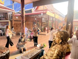 เจ้าคุณแจ้ พระวชิรคณาทร เจ้าอาวาสวัดบางพลีใหญ่กลาง นำพุทธศาสนิกชนชาวบางพลี ทำบุญแรกปี 2569 ตักบาตรทำบุญรับปีใหม่ ร่วมทอดผ้าป่าเชื้อเพลิงเผาศพยากไร้