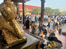 เจ้าคุณแจ้ พระวชิรคณาทร เจ้าอาวาสวัดบางพลีใหญ่กลาง นำพุทธศาสนิกชนชาวบางพลี ทำบุญแรกปี 2569 ตักบาตรทำบุญรับปีใหม่ ร่วมทอดผ้าป่าเชื้อเพลิงเผาศพยากไร้