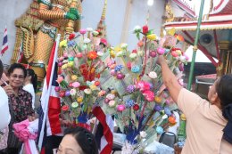 เจ้าคุณแจ้ พระวชิรคณาทร เจ้าอาวาสวัดบางพลีใหญ่กลาง นำพุทธศาสนิกชนชาวบางพลี ทำบุญแรกปี 2569 ตักบาตรทำบุญรับปีใหม่ ร่วมทอดผ้าป่าเชื้อเพลิงเผาศพยากไร้