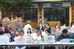 เจ้าคุณแจ้ พระวชิรคณาทร เจ้าอาวาสวัดบางพลีใหญ่กลาง นำพุทธศาสนิกชนชาวบางพลี ทำบุญแรกปี 2569 ตักบาตรทำบุญรับปีใหม่ ร่วมทอดผ้าป่าเชื้อเพลิงเผาศพยากไร้