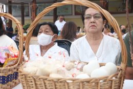 เจ้าคุณแจ้ พระวชิรคณาทร เจ้าอาวาสวัดบางพลีใหญ่กลาง นำพุทธศาสนิกชนชาวบางพลี ทำบุญแรกปี 2569 ตักบาตรทำบุญรับปีใหม่ ร่วมทอดผ้าป่าเชื้อเพลิงเผาศพยากไร้