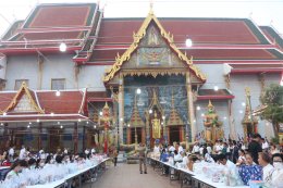 เจ้าคุณแจ้ พระวชิรคณาทร เจ้าอาวาสวัดบางพลีใหญ่กลาง นำพุทธศาสนิกชนชาวบางพลี ทำบุญแรกปี 2569 ตักบาตรทำบุญรับปีใหม่ ร่วมทอดผ้าป่าเชื้อเพลิงเผาศพยากไร้