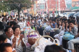 เจ้าคุณแจ้ พระวชิรคณาทร เจ้าอาวาสวัดบางพลีใหญ่กลาง นำพุทธศาสนิกชนชาวบางพลี ทำบุญแรกปี 2569 ตักบาตรทำบุญรับปีใหม่ ร่วมทอดผ้าป่าเชื้อเพลิงเผาศพยากไร้