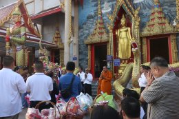 เจ้าคุณแจ้ พระวชิรคณาทร เจ้าอาวาสวัดบางพลีใหญ่กลาง นำพุทธศาสนิกชนชาวบางพลี ทำบุญแรกปี 2569 ตักบาตรทำบุญรับปีใหม่ ร่วมทอดผ้าป่าเชื้อเพลิงเผาศพยากไร้