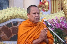 เจ้าคุณแจ้ พระวชิรคณาทร เจ้าอาวาสวัดบางพลีใหญ่กลาง นำพุทธศาสนิกชนชาวบางพลี ทำบุญแรกปี 2569 ตักบาตรทำบุญรับปีใหม่ ร่วมทอดผ้าป่าเชื้อเพลิงเผาศพยากไร้