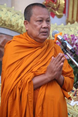 เจ้าคุณแจ้ พระวชิรคณาทร เจ้าอาวาสวัดบางพลีใหญ่กลาง นำพุทธศาสนิกชนชาวบางพลี ทำบุญแรกปี 2569 ตักบาตรทำบุญรับปีใหม่ ร่วมทอดผ้าป่าเชื้อเพลิงเผาศพยากไร้