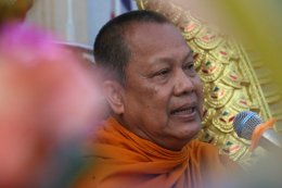 เจ้าคุณแจ้ พระวชิรคณาทร เจ้าอาวาสวัดบางพลีใหญ่กลาง นำพุทธศาสนิกชนชาวบางพลี ทำบุญแรกปี 2569 ตักบาตรทำบุญรับปีใหม่ ร่วมทอดผ้าป่าเชื้อเพลิงเผาศพยากไร้