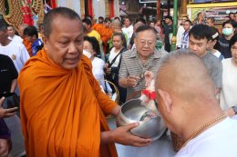 เจ้าคุณแจ้ พระวชิรคณาทร เจ้าอาวาสวัดบางพลีใหญ่กลาง นำพุทธศาสนิกชนชาวบางพลี ทำบุญแรกปี 2569 ตักบาตรทำบุญรับปีใหม่ ร่วมทอดผ้าป่าเชื้อเพลิงเผาศพยากไร้