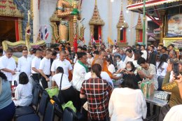 เจ้าคุณแจ้ พระวชิรคณาทร เจ้าอาวาสวัดบางพลีใหญ่กลาง นำพุทธศาสนิกชนชาวบางพลี ทำบุญแรกปี 2569 ตักบาตรทำบุญรับปีใหม่ ร่วมทอดผ้าป่าเชื้อเพลิงเผาศพยากไร้