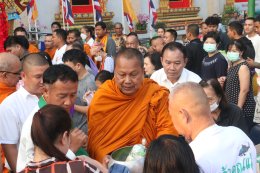 เจ้าคุณแจ้ พระวชิรคณาทร เจ้าอาวาสวัดบางพลีใหญ่กลาง นำพุทธศาสนิกชนชาวบางพลี ทำบุญแรกปี 2569 ตักบาตรทำบุญรับปีใหม่ ร่วมทอดผ้าป่าเชื้อเพลิงเผาศพยากไร้