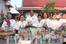 เจ้าคุณแจ้ พระวชิรคณาทร เจ้าอาวาสวัดบางพลีใหญ่กลาง นำพุทธศาสนิกชนชาวบางพลี ทำบุญแรกปี 2569 ตักบาตรทำบุญรับปีใหม่ ร่วมทอดผ้าป่าเชื้อเพลิงเผาศพยากไร้