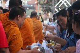 เจ้าคุณแจ้ พระวชิรคณาทร เจ้าอาวาสวัดบางพลีใหญ่กลาง นำพุทธศาสนิกชนชาวบางพลี ทำบุญแรกปี 2569 ตักบาตรทำบุญรับปีใหม่ ร่วมทอดผ้าป่าเชื้อเพลิงเผาศพยากไร้