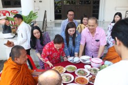 ครอบครัวนาคดี นำโดย คุณพ่อกำนันบุญยืน นาคดี อดีตกำนันตำบลบางพลีใหญ่ ร่วมด้วยคุณแม่สุรินทร์ นาคดี อดีตรองนายก อบต.บางพลีใหญ่ร่วมทำบุญเลี้ยงพระซึ่งทำมาประจำทุกๆปี