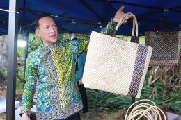 ผู้ว่าฯ นราธิวาส เปิดกิจกรรม ส่งเสริมเศรษฐกิจฐานราก โดยชุมชนท่องเที่ยว OTOP นวัตวิถี ตลาดน้ำยะกัง 
